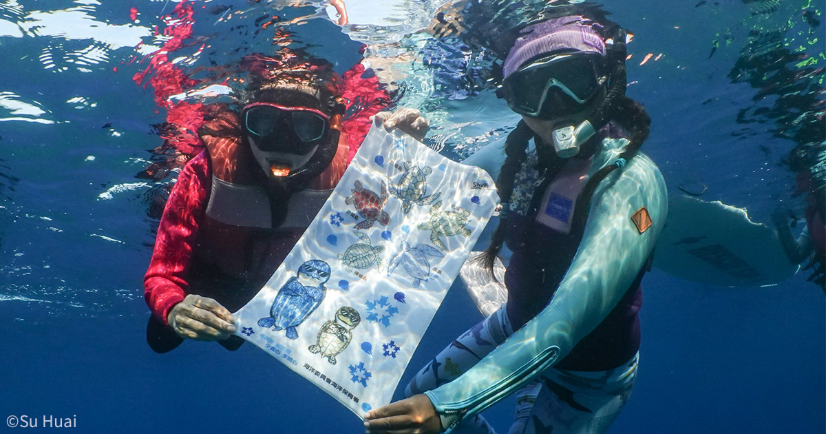 黃小莫與海洋保育署長黃向文在小琉球共游精選圖片